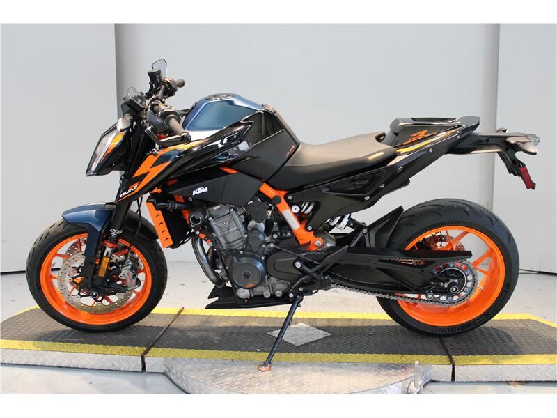 2022 KTM 890 DUKE R Image 2