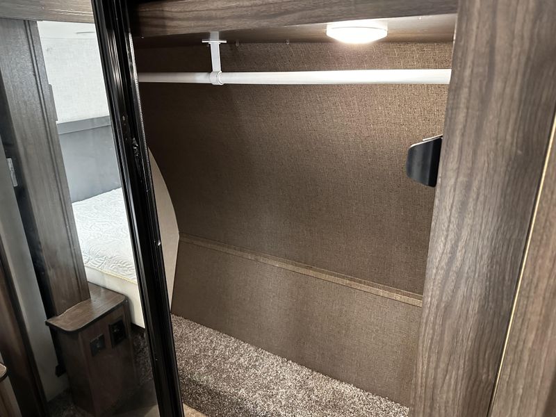 Used 2021 WINNEBAGO VOYAGE 3134RL Image 26