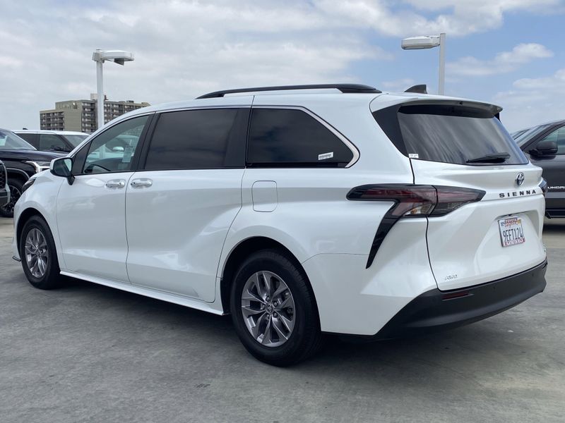 2023 Toyota Sienna XLEImage 6