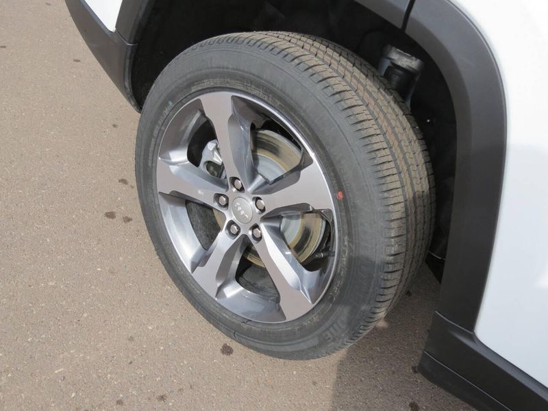 New 2026 Jeep Grand Cherokee L Limited 4x4Image 6