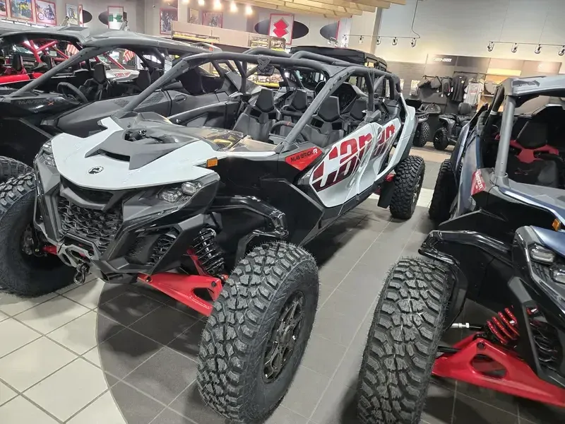 2025 Can-Am MAVERICK R MAX 999T DCT CATALYST GREY AND LEGION REDImage 2