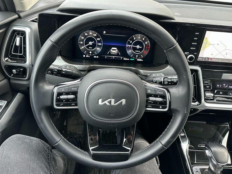 2023 Kia Sorento SXImage 2