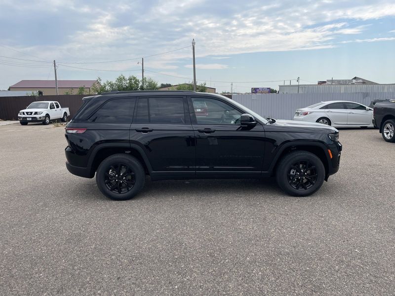 2024 Jeep Grand Cherokee Altitude 4x4Image 2