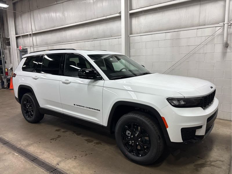 2025 Jeep Grand Cherokee Laredo Altitude photo 3