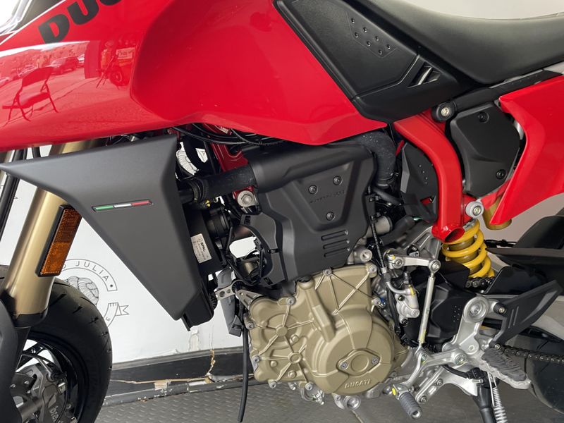 2025 Ducati HYPERMOTARD 698