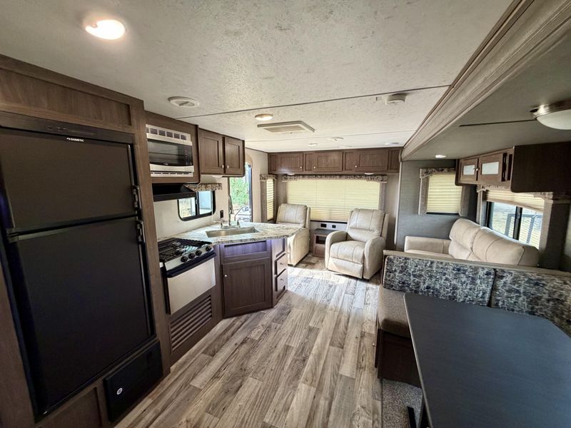 Used 2018 KEYSTONE HIDEOUT 26RLSWE Image 6