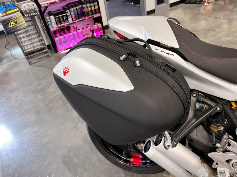 2023 Ducati SuperSport SImage 2