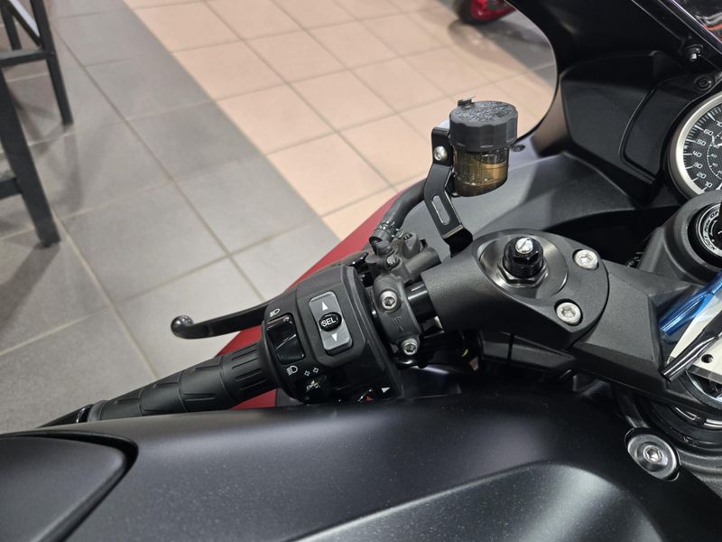 2025 Kawasaki NINJA ZX14R ABS METALLIC MATTE SOVEREIGN RED AND METALLIC FLAT SPARK BLACK AND METALLIC MATTE GRAPHITE GRAY Image 9