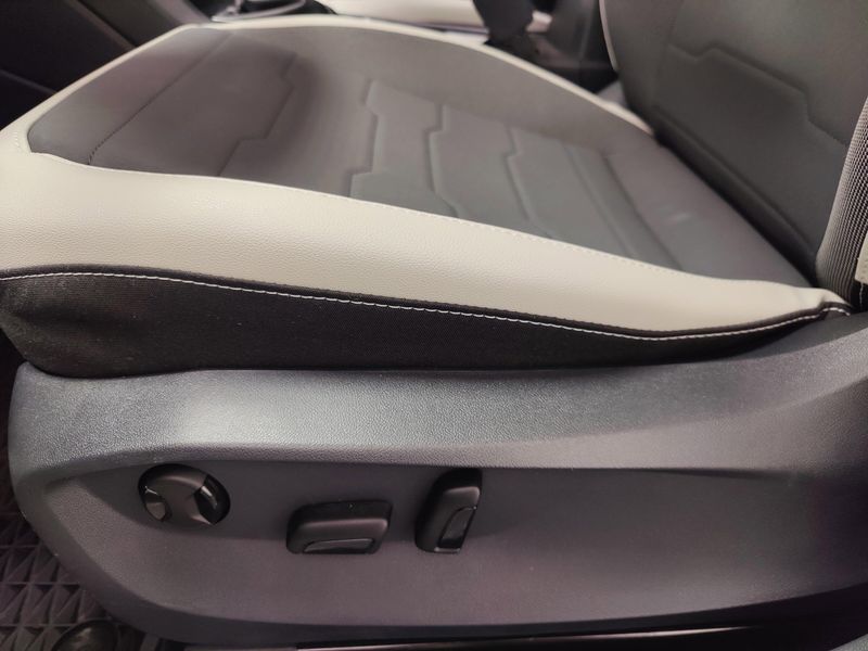 Used 2025 Volkswagen Taos SE 4-Motion AWDImage 13