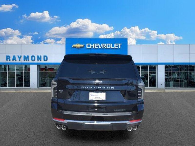 New 2026 Chevrolet Suburban PremierImage 5