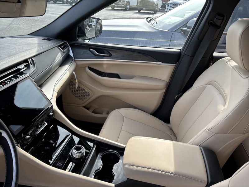 New 2025 Jeep Grand Cherokee Limited 4x4Image 17