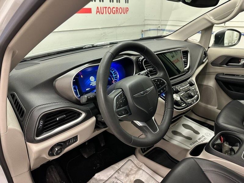 2023 Chrysler Pacifica Hybrid Touring LImage 19