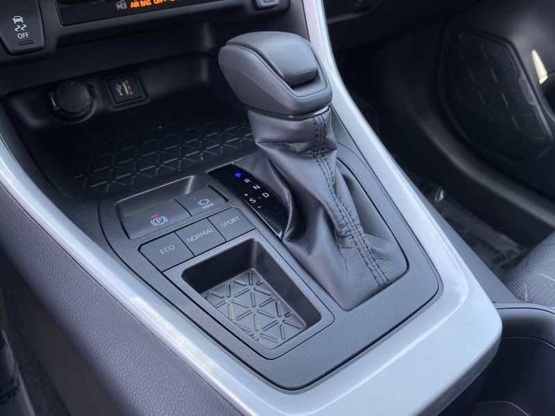 2025 Toyota RAV4 XLEImage 18