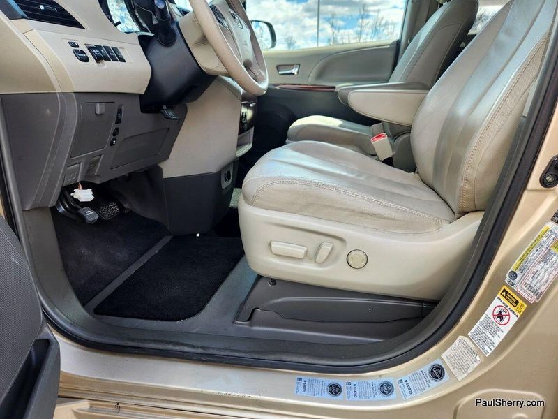 2014 Toyota Sienna XLEImage 28