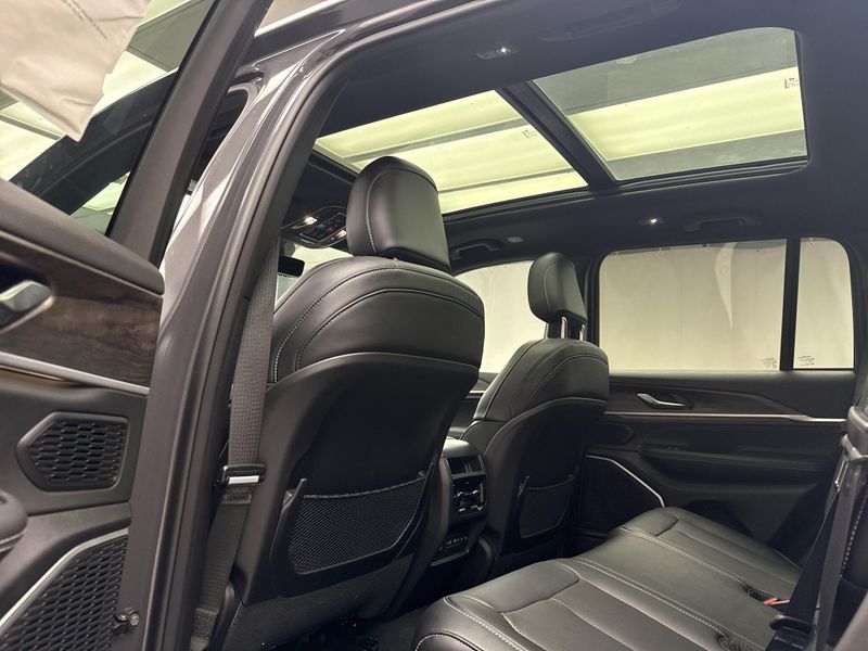 New 2026 Jeep Grand Cherokee Limited Reserve 4x4Image 13