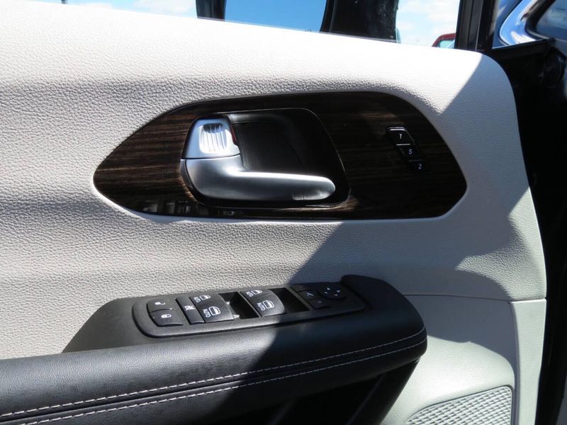 Used 2024 Chrysler Pacifica Limited 4dr Mini VanImage 9