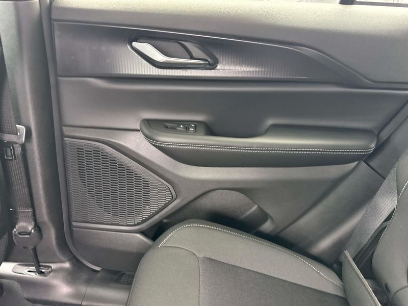 New 2026 Jeep Grand Cherokee Laredo 4x2