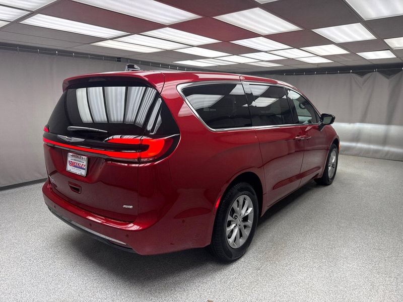 2025 Chrysler Pacifica Select AwdImage 3