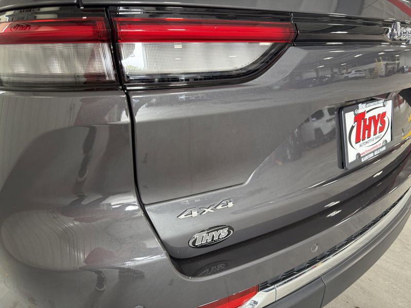 Used 2023 Jeep Grand Cherokee LaredoImage 5