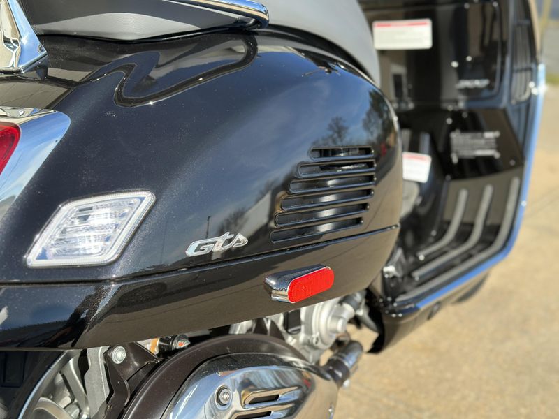 2024 Vespa GTS 300Image 7