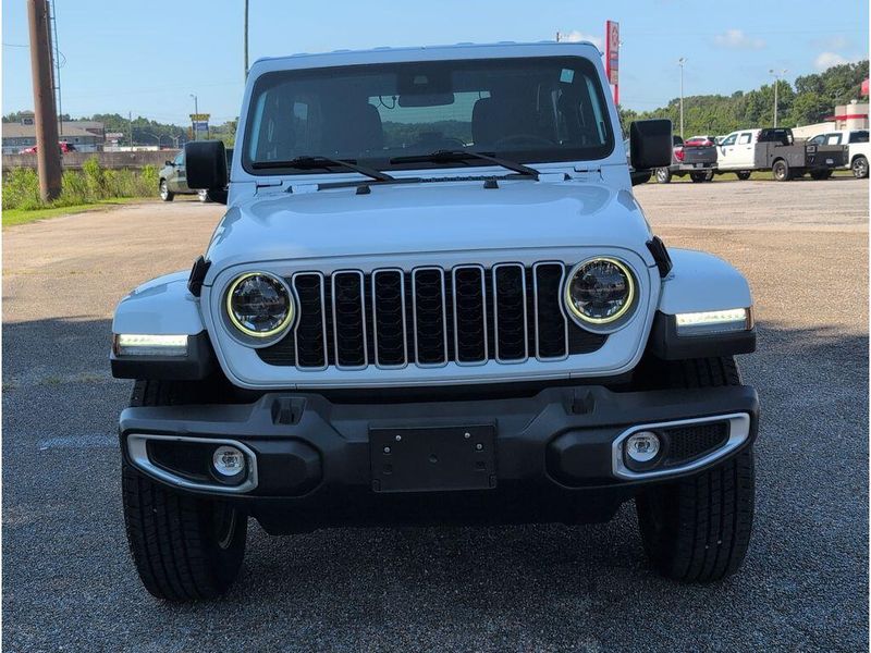 Used 2025 Jeep Wrangler SaharaImage 8