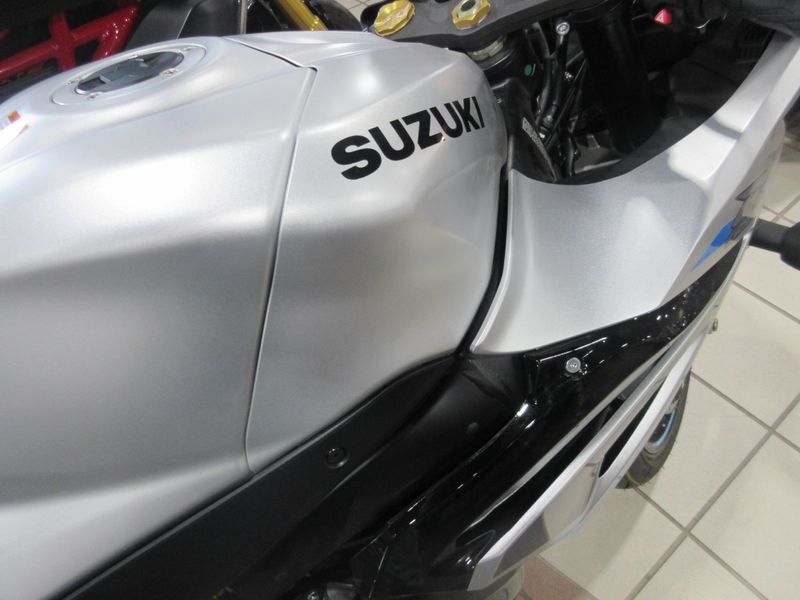 USED 2025 SUZUKI GSX-R1000 Image 9