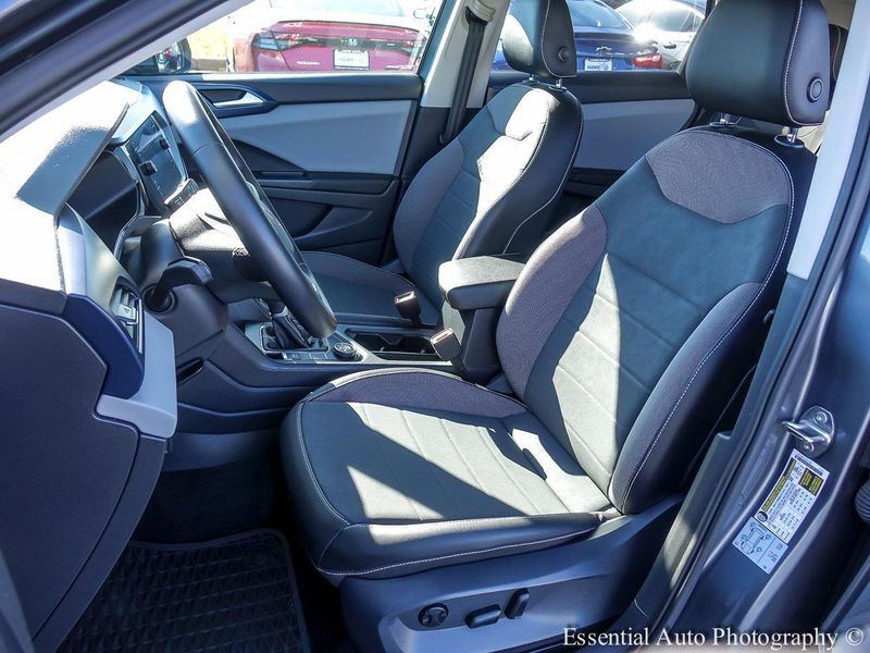 2022 Volkswagen Taos SE photo 4