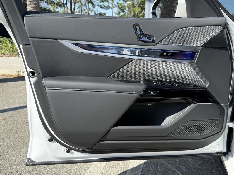 2025 BMW 7 Series 740iImage 18