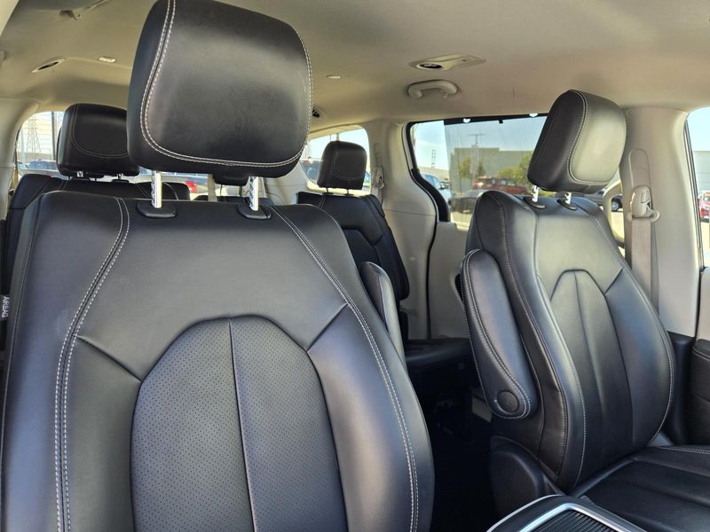 Used 2023 Chrysler Pacifica Touring L FWD