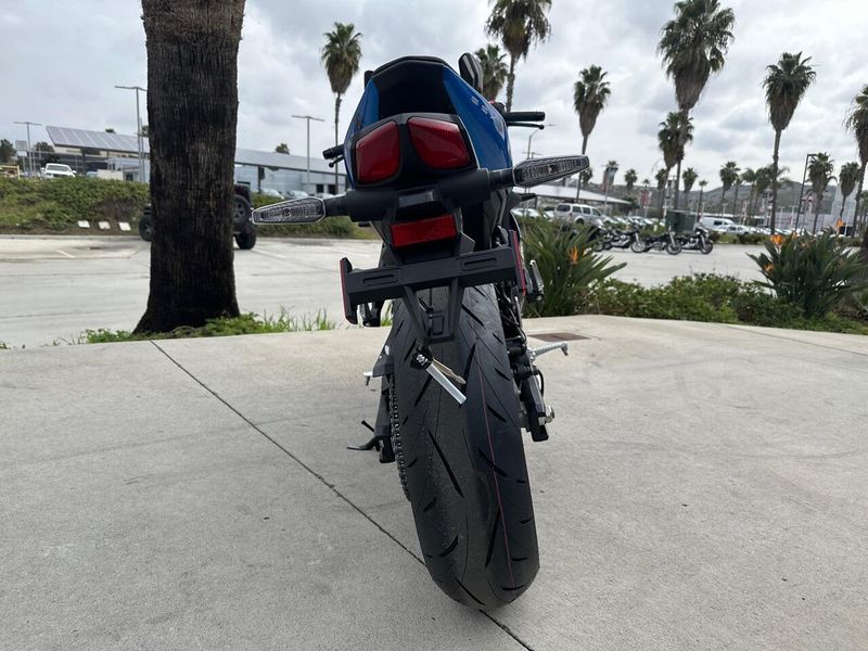 2025 Suzuki GSX-8R Image 5