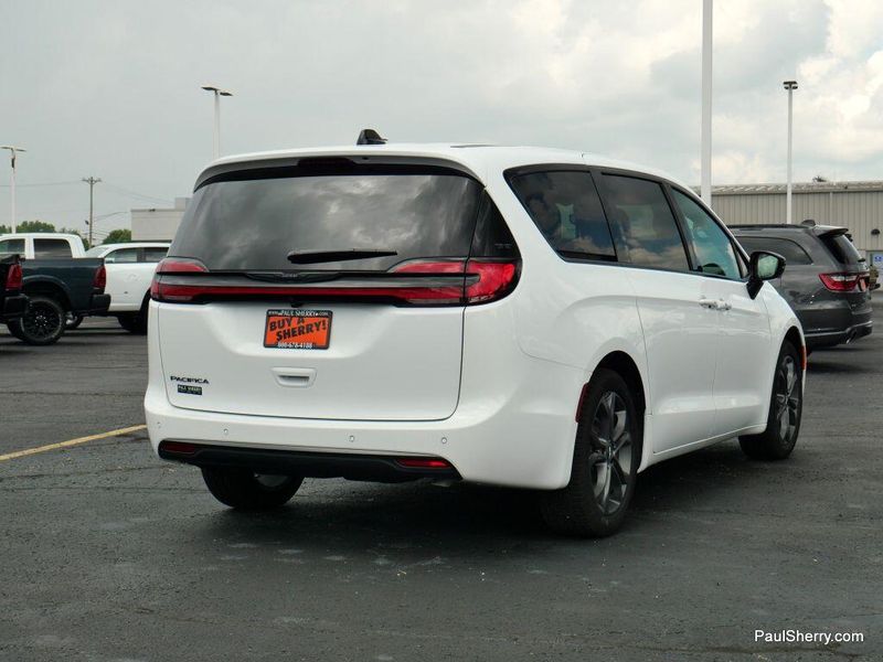 New 2026 Chrysler Pacifica Select