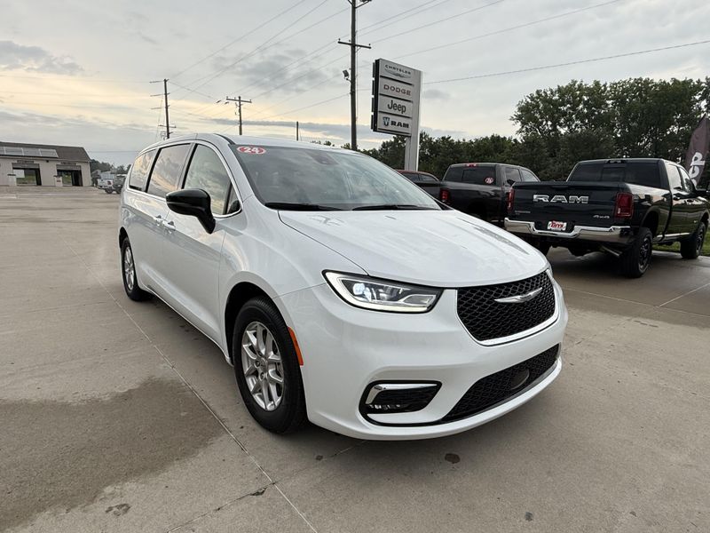 Used 2024 Chrysler Pacifica Touring LImage 32