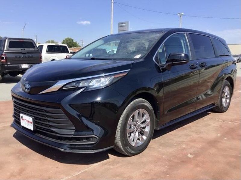 2023 Toyota Sienna LEImage 1