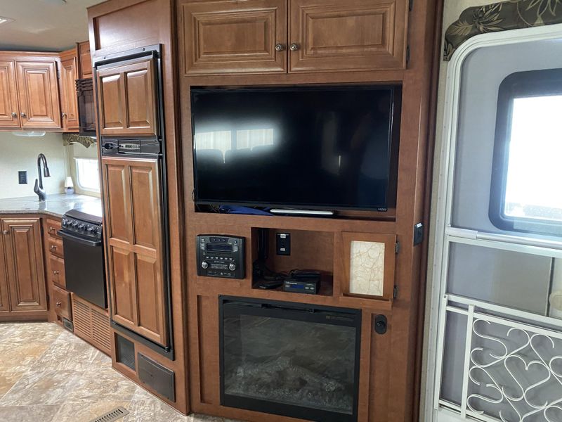 2016 NORTHWOOD ARCTIC FOX 32-A Image 15