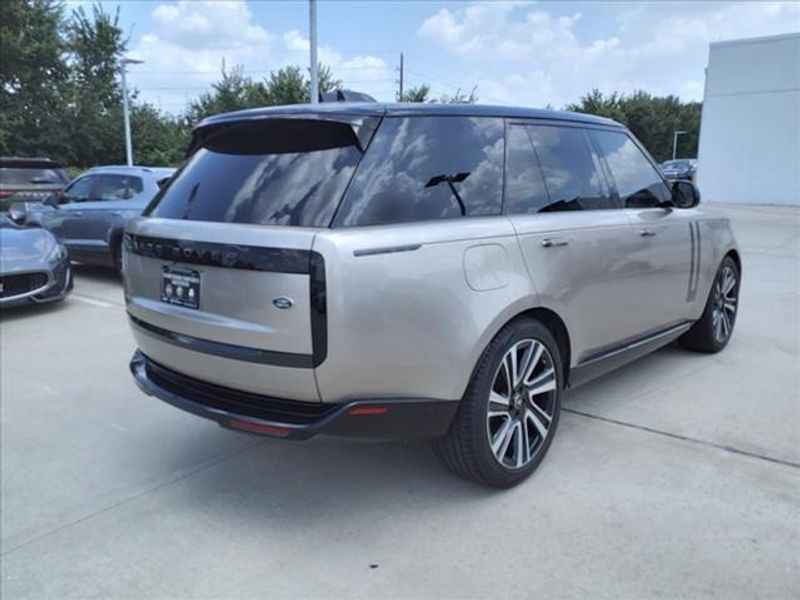 2023 Land Rover Range Rover SEImage 16