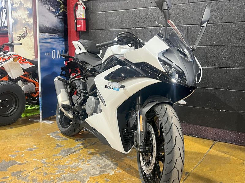 2025 CFMOTO 300SS Image 12