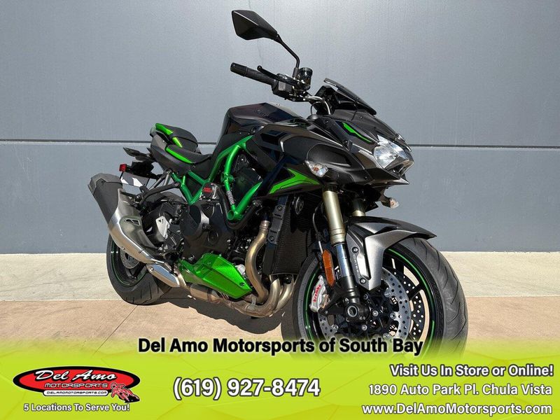 2024 Kawasaki ZR1000LRFNL-GY2  in a METALLIC MATTE GRAPHENESTEEL GRAY/EBONY/MIRROR CoatED BLACK exterior color. Del Amo Motorsports of South Bay (619) 547-1937 delamomotorsports.com 