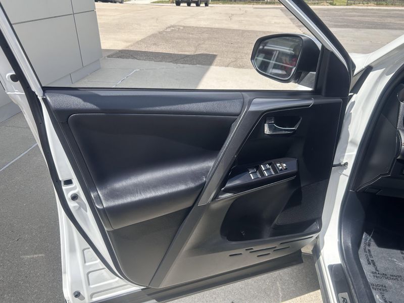 2016 Toyota RAV4 SEImage 10