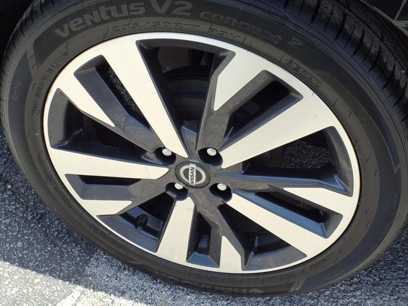 2021 Nissan Versa SR photo 11