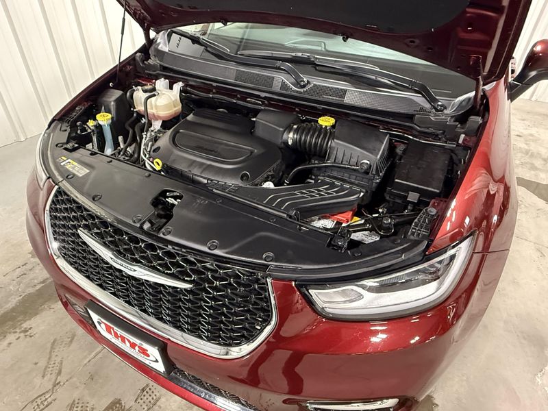 Used 2023 Chrysler Pacifica Touring LImage 18