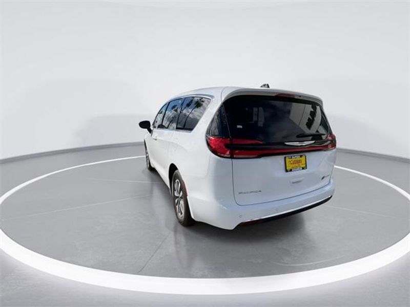 New 2024 Chrysler Pacifica Plug-in Hybrid SelectImage 6