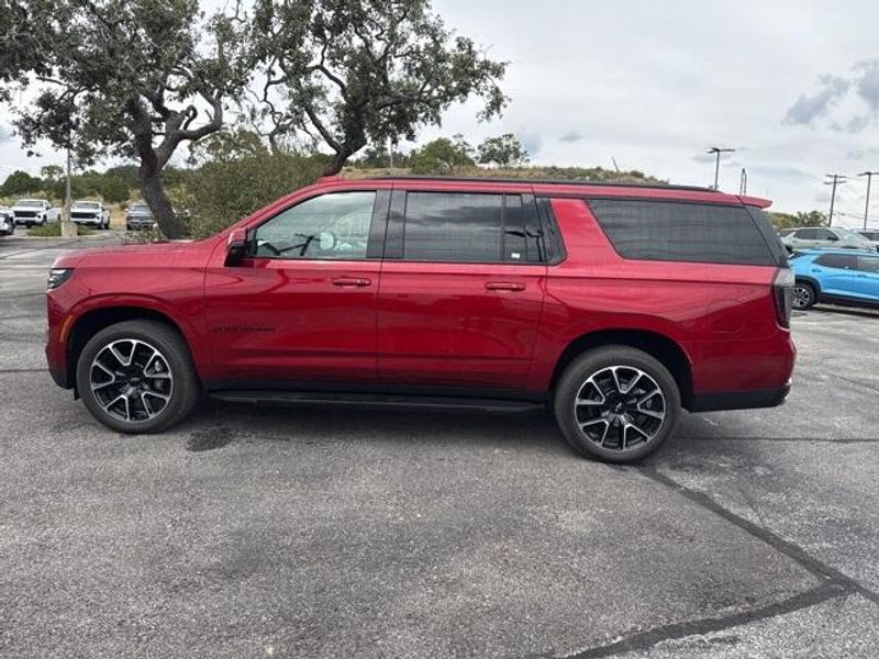 2025 Chevrolet Suburban RST photo 7