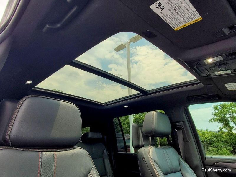 2021 Chevrolet Suburban RSTImage 3