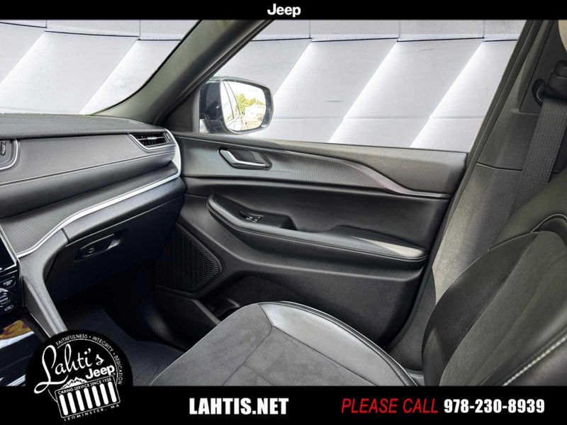 2023 Jeep Grand Cherokee Altitude photo 14