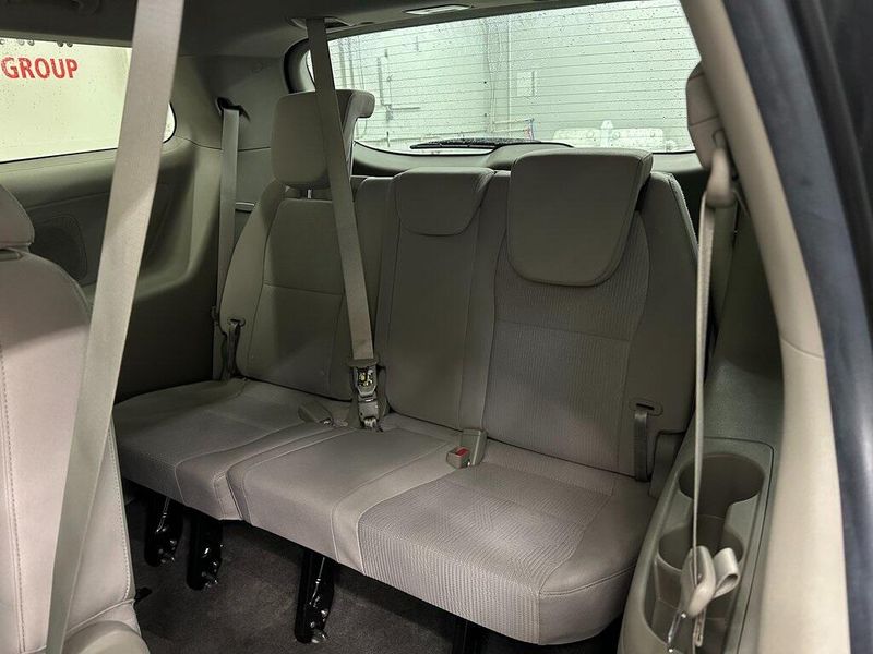 2021 Kia Sedona LXImage 23