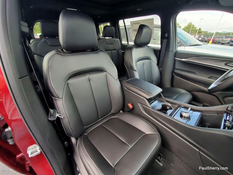 2025 Jeep Grand Cherokee Limited photo 2