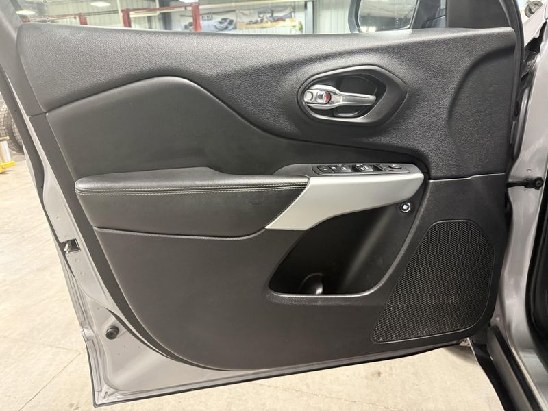 Used 2018 Jeep Cherokee Latitude PlusImage 24