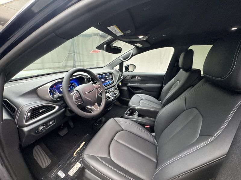 2025 Chrysler Pacifica SelectImage 9