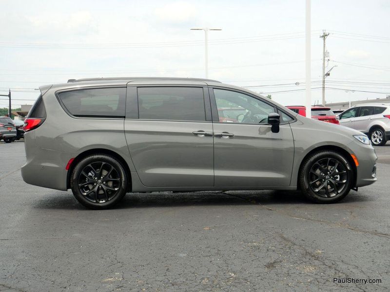 New 2025 Chrysler Pacifica LimitedImage 13