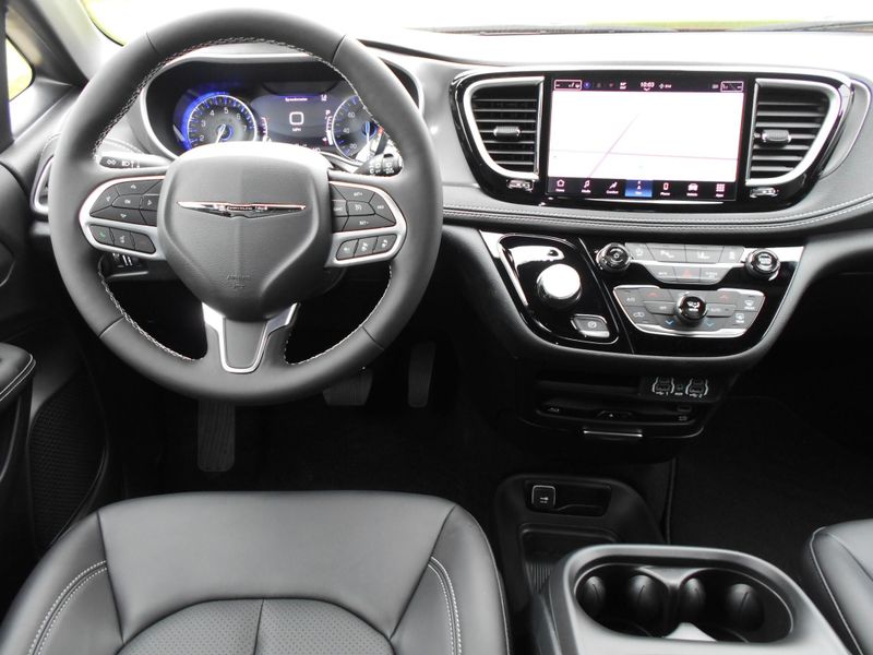 2025 Chrysler Pacifica SelectImage 4